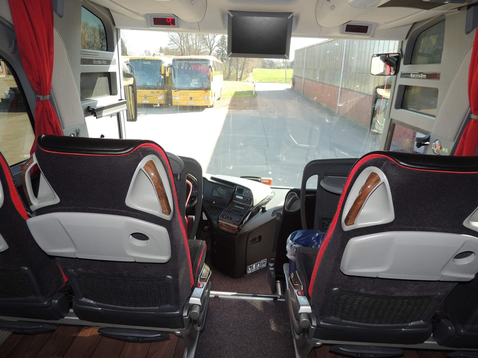 Reisebus Innenausstattung erste Reihe - Wiards Reisen in Elsfleth