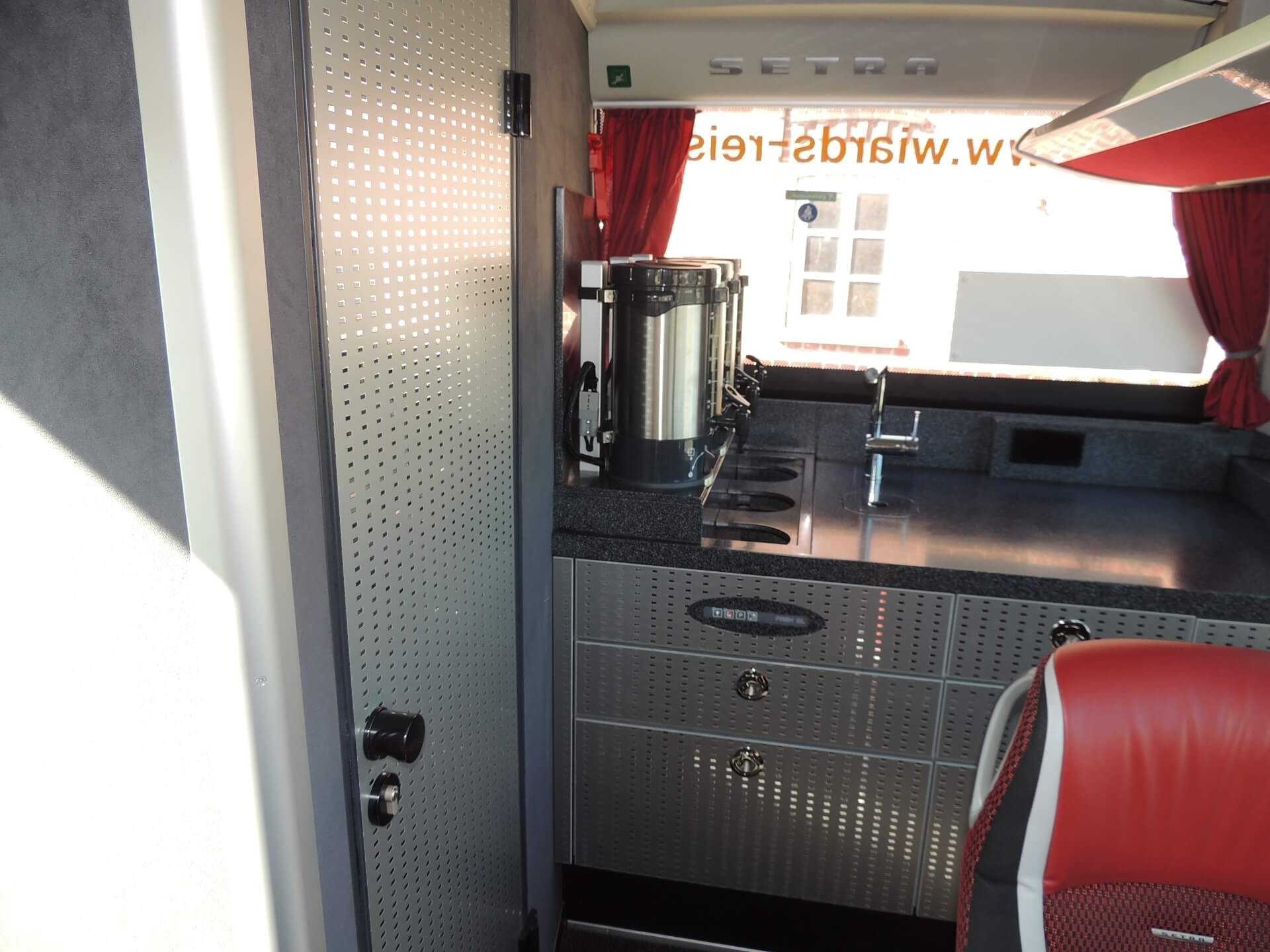 Reisebus  Innenausstattung Küche - Wiards Reisen 26931 Elsfleth